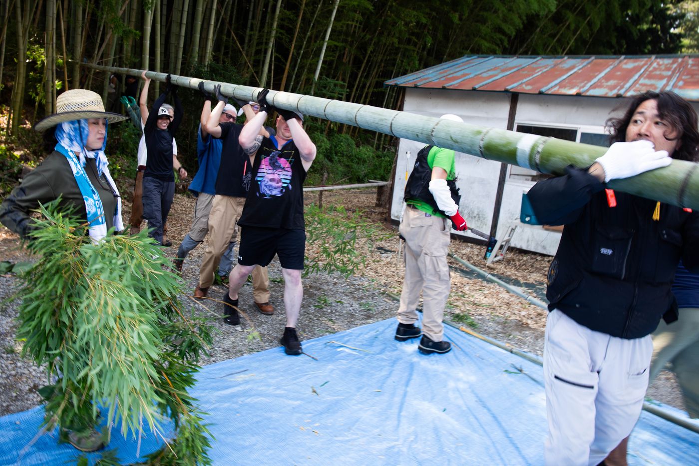 ボランティアによるステージ設営の様子