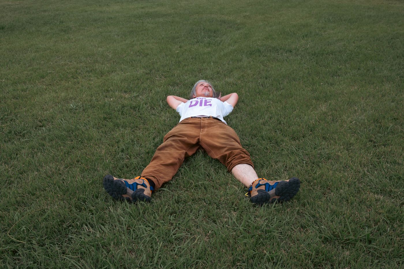 多摩川沿いで自由に音楽を楽しむ観客